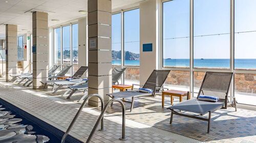 L'horizon indoor pool and loungers