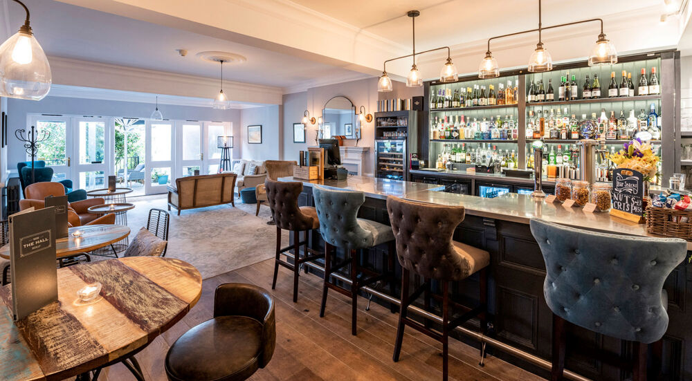Bar & lounge