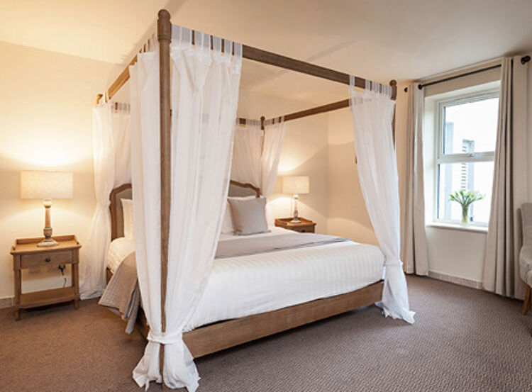 executive room poster bed