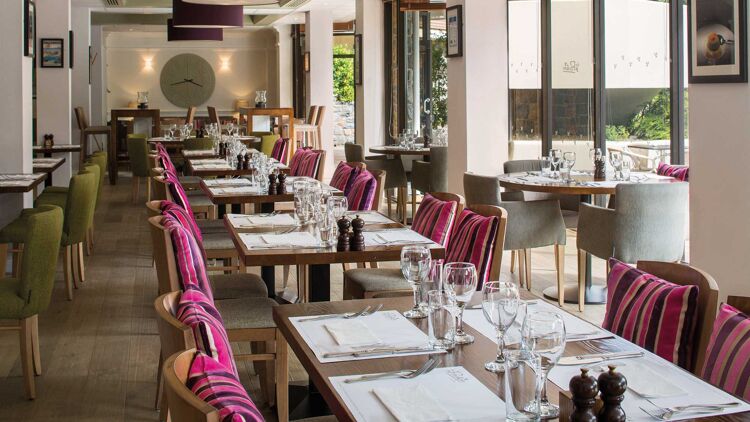 Restaurant, indoor dining area