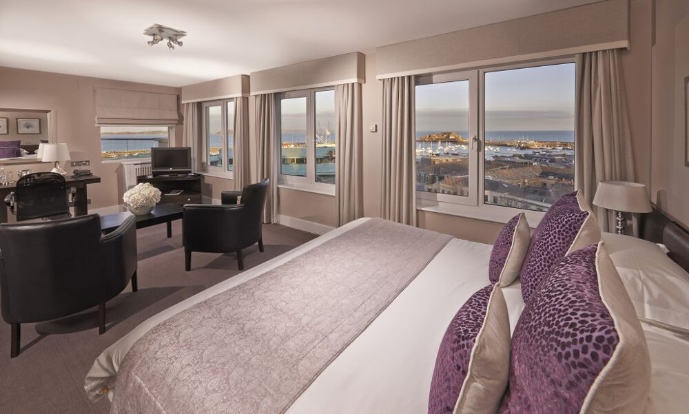 Superior bay view bedroom